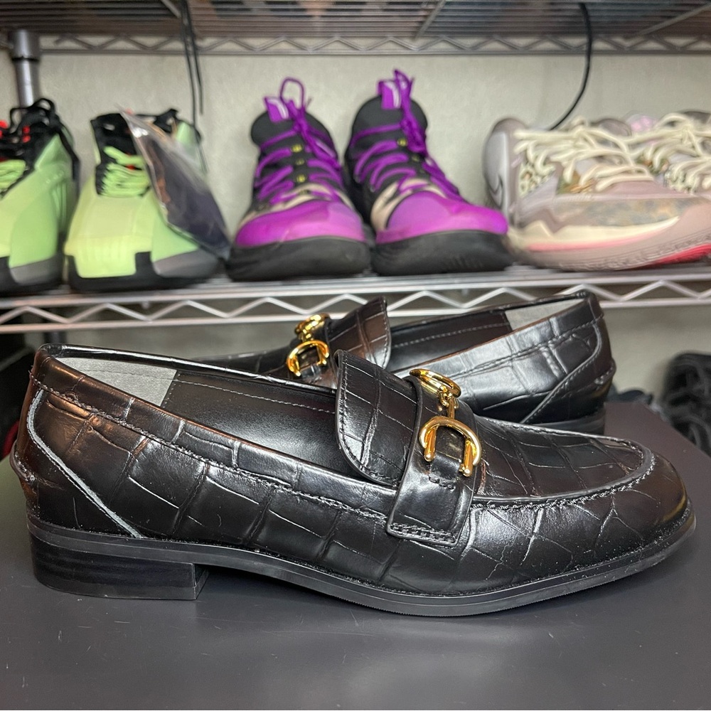 Stuart Weitzman Palmer Sleek Black Croc Loafer With Gold Belt Size 5.5B